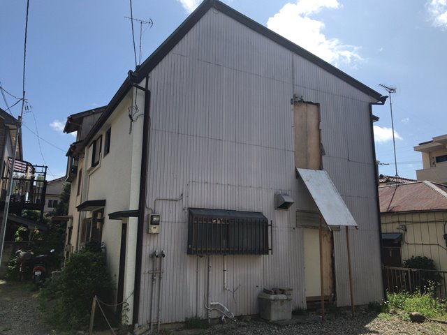 神奈川県横浜市鶴見区矢向の木造2階建て家屋解体工事前の様子です。
